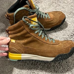 North Face back to Berkeley size 10.5. Like new, Worn only once.